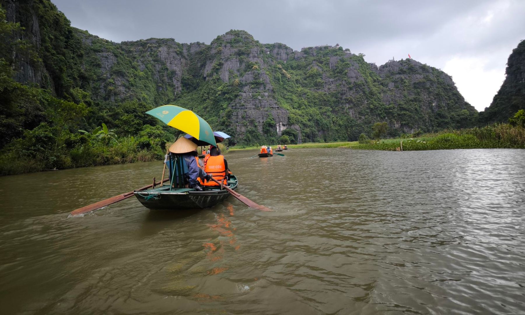 美しい田園風景の中、小舟のんびりクルーズ